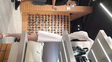 偷拍大师商场尾随偷拍几个颜值美女裙底风光吊带裙少妇镜头前抖腿！骚内勒出逼痕迹